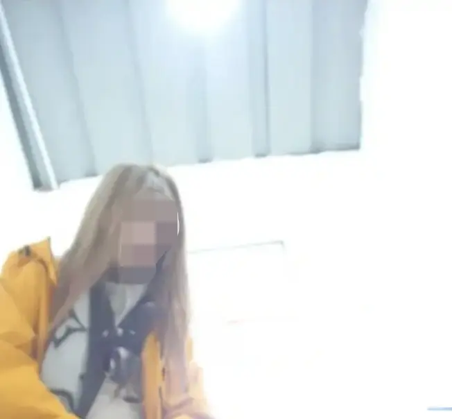 免费看《抖音木木黑色工装裤厕所》木木同学厕所拍原视频，沉浸森林秘境，邂逅少女与绿野，网红木木厕所事件原视频网盘资源下载