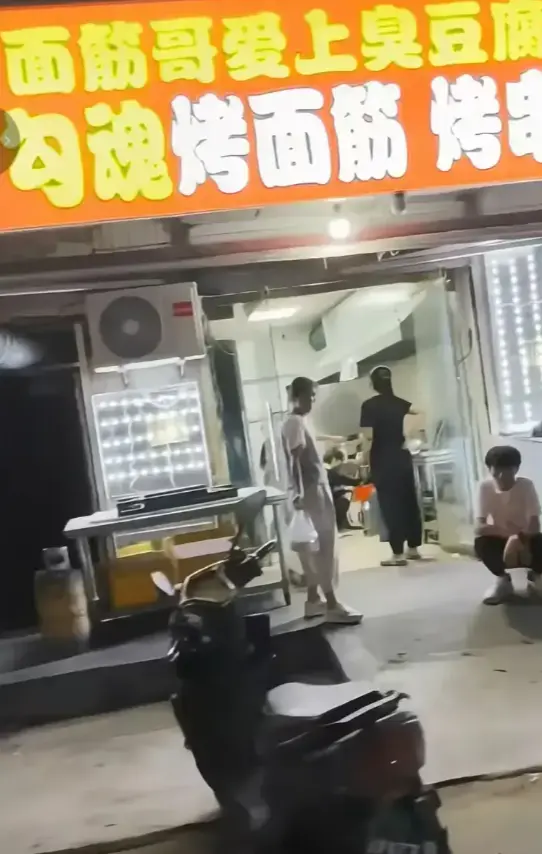 《安平勾魂面筋哥丈母娘事件》4K超高清播放，街头名场面让人目不暇接，拆台丈母娘剧情太精彩！【免费获取】安平勾魂面筋哥丈母娘事件全内容无广告在线观看！
