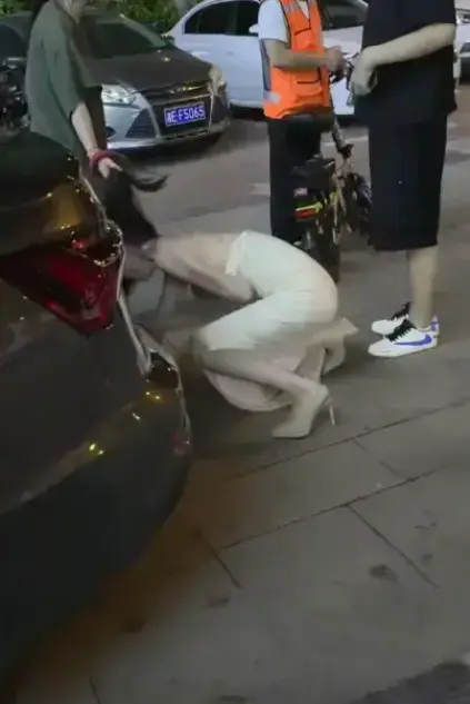 惊悚呈现！《白衣女子被抓头发跳河》，白衣女（疑似小三）跳河瞬间太可怕，现场目击者道出隐情，1080P高清观看！