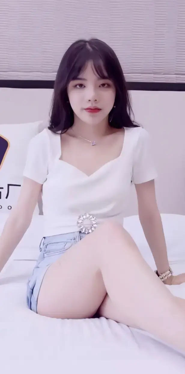 一部关于少女心路蜕变的暗黑影像诗-潘甜甜三部曲引全网疯抢！