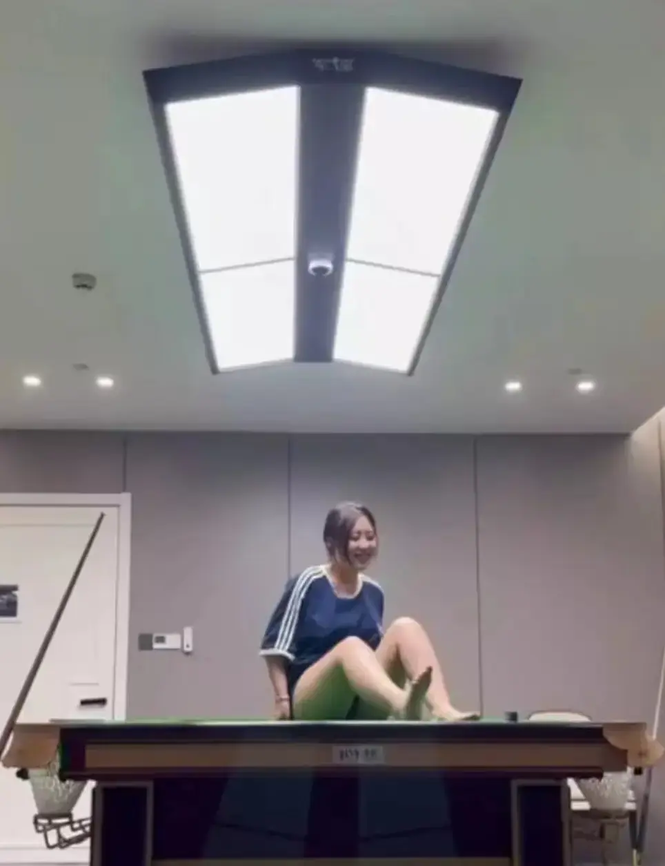 江苏东台名爵台球厅现助教风波，《江苏东台名爵台球厅事件》里“福利”视频流出，打球有特别待遇！