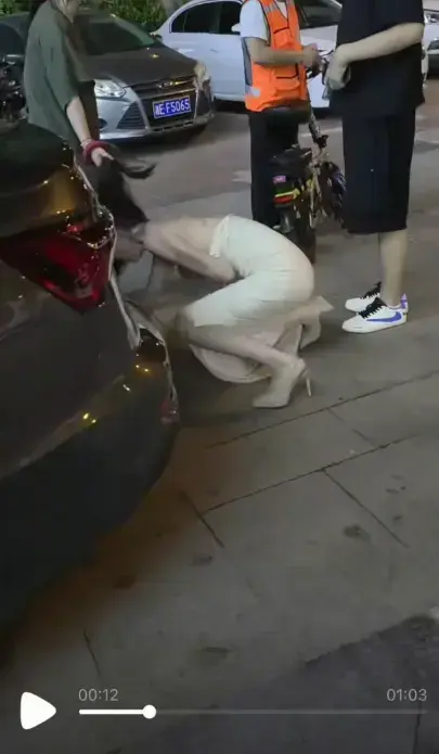 超刺激！《白衣女子被抓头发跳河》，聚焦小三冲突跳河事件，白衣女子跳河后续完整版无删减，流畅播放！