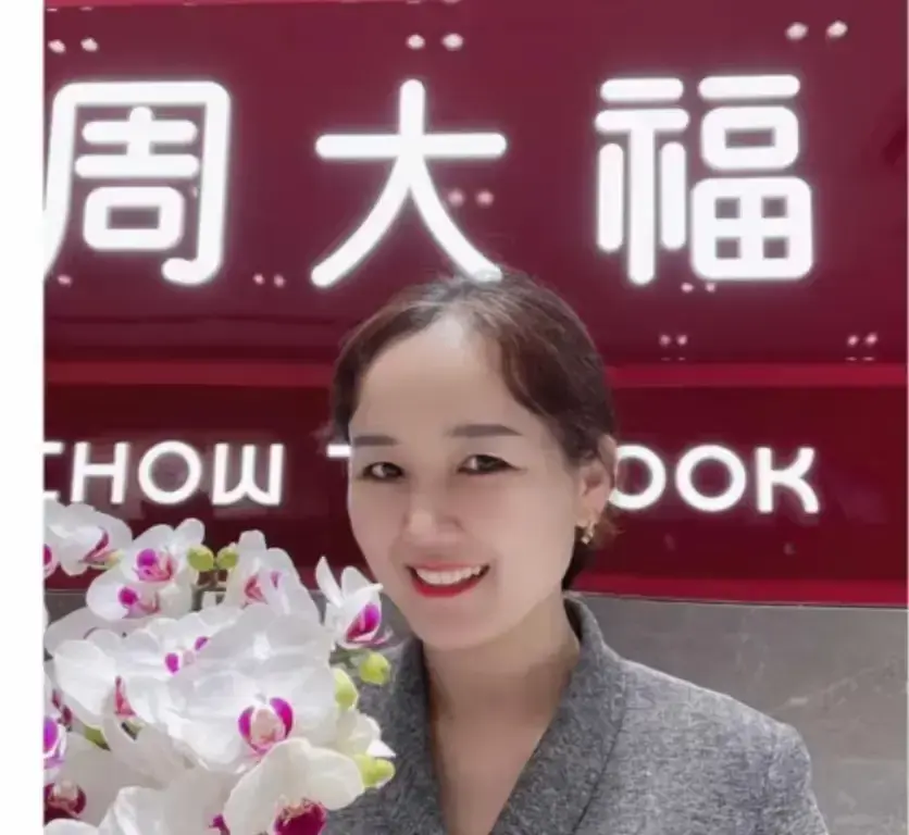 《周大福盐城射阳门店事件》：周大福盐城射阳门店一拖三事件现场直击 - 全程回顾视频免费看