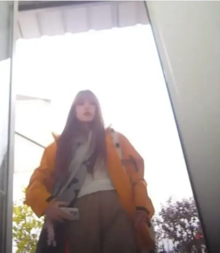 免费观看《抖音木木冲锋衣厕所vlog》，网红木木身着木木冲锋衣现身海岛厕所，体验海岛度假别样风情！