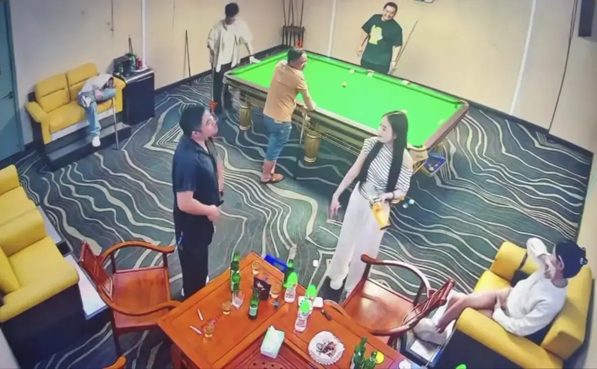 免费观看《海口台球厅2V5》完整版，体验助教2V5男女对战，流畅不卡顿，1080P高清画质！