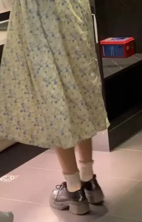 快来观看《元歌碎花裙合集》，甜系vlog融入日系少女风，元歌镜头打造清新视觉，HD高清画质在线观看！
