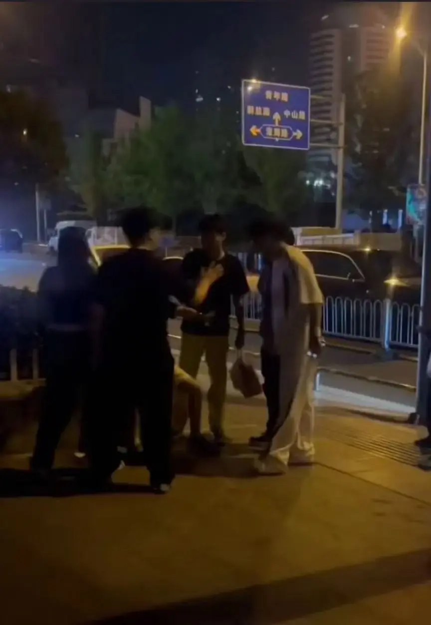 免费观看《徐州人打俄罗斯人视频》事件始末，徐州人打俄罗斯人事件全集超清播放，无广告纯净体验，夸克百度网盘均可下载